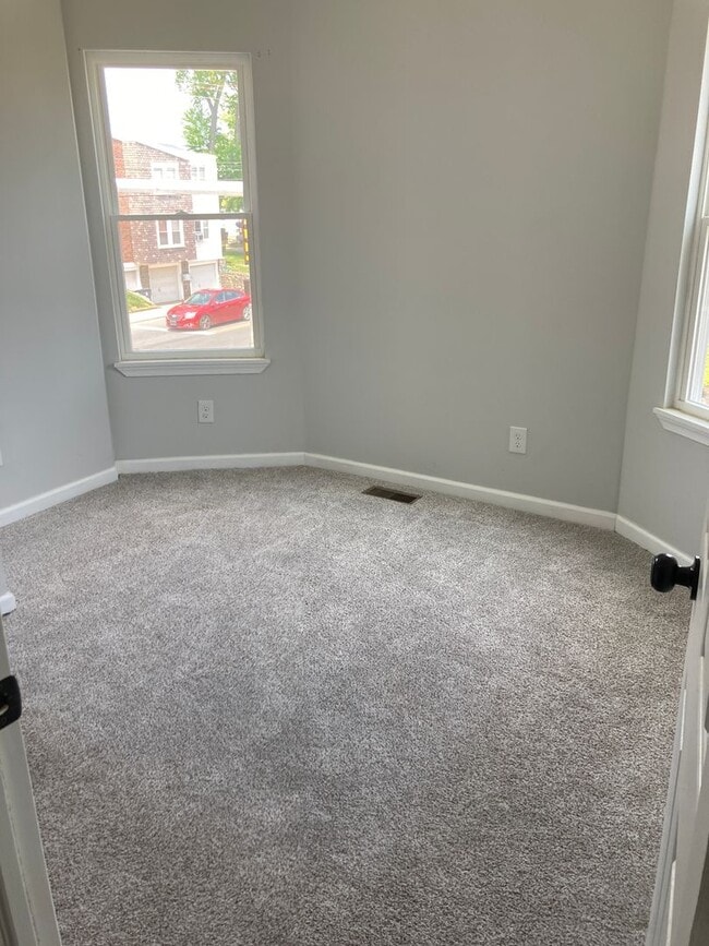 Building Photo - Fully renovated 3 bedroom, 2.5 bathroom en...