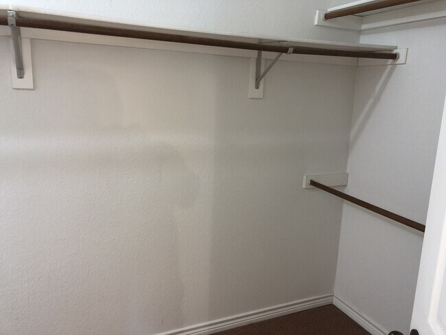 Building Photo - 5 Bedrooms in Richardson!