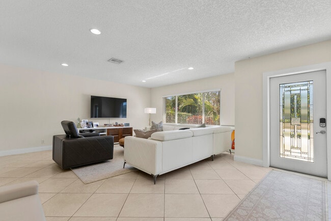 Building Photo - 401 NE 10th Terrace