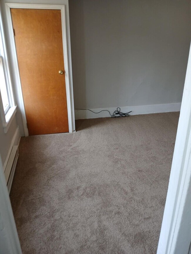 Building Photo - Spacious 3 Bedroom House Located in North ...