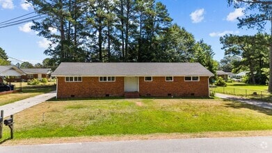 Building Photo - Updated Two Bedroom near Downtown Smithfie...