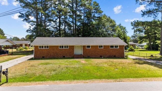 Primary Photo - Updated Two Bedroom near Downtown Smithfie...