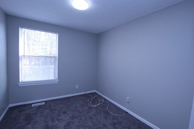 Building Photo - 52 Victoria Manor