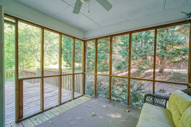 Building Photo - Adorable 2 BR, 2 BA Home - Greater North Main Area, Greenville