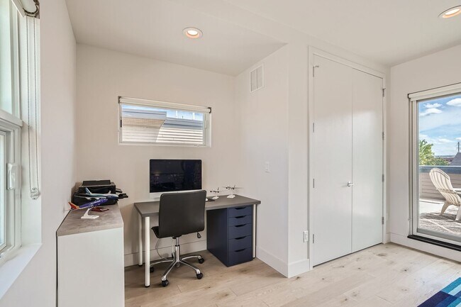 Building Photo - Modern 3 BDR S'Park Boulder Townhome