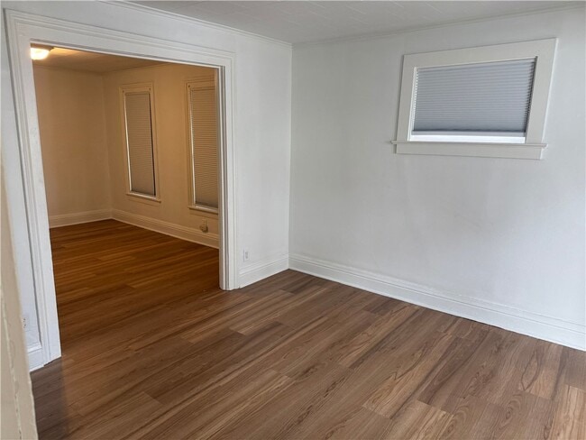 Building Photo - 355 Caroline St