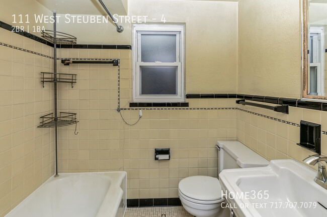 Building Photo - Cozy Urban Living: Charming 2 Bedroom Unit...