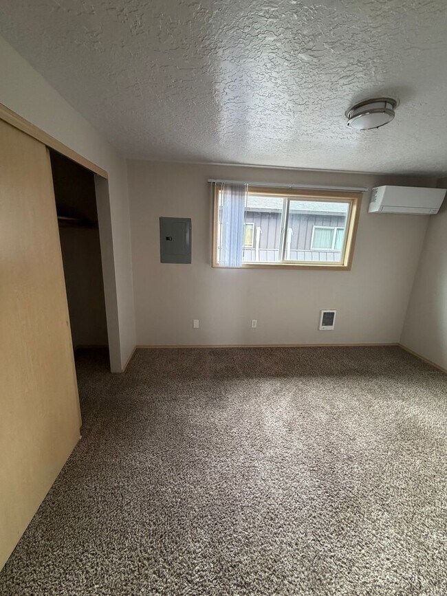 Building Photo - 1ST  FULL  MONTH'S  RENT  FREE  Pet-friendly Townhouse Near Parks and Downtown Newberg