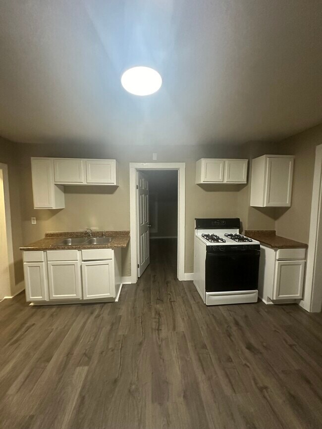 Stove - 4653-2 Bryant Ave N