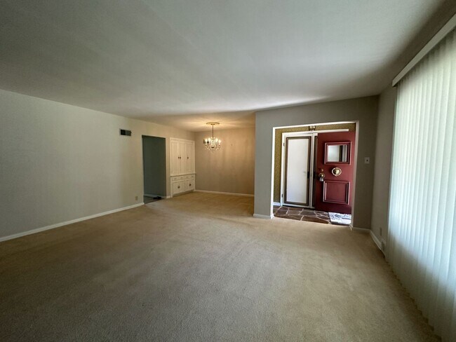 Building Photo - Spacious Ranch in Elm Grove!