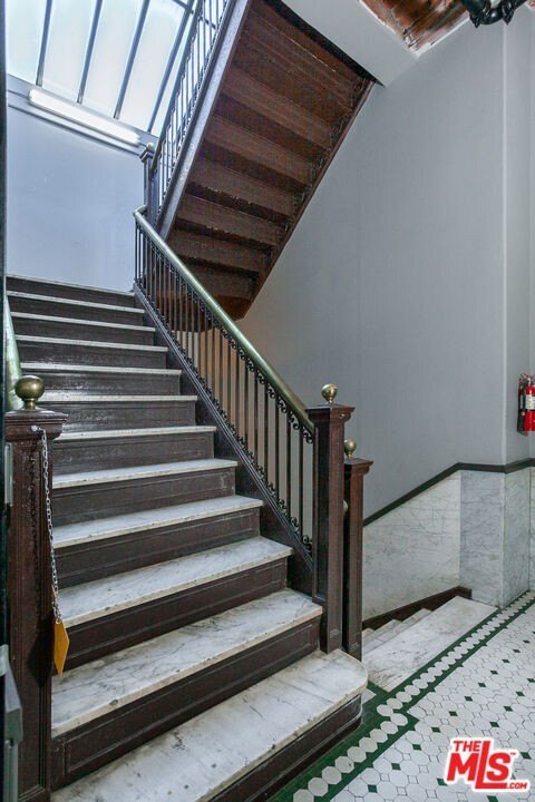 Building Photo - 215 W 7th St