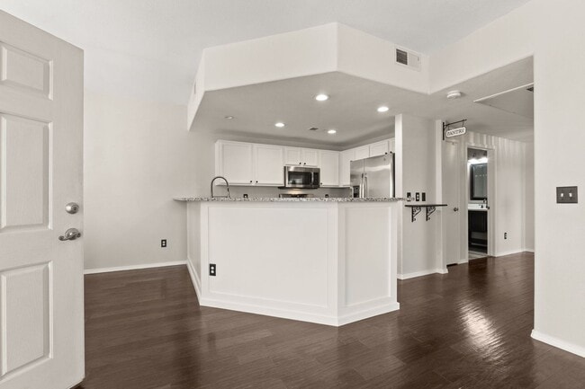 Building Photo - Upscale Condo | 3 Bed / 2 Bath | Garage | ...