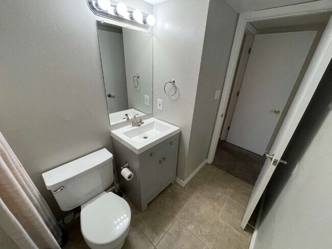 Building Photo - Updated 2 Bedroom, 2 Bath Condo (Available Immediately)