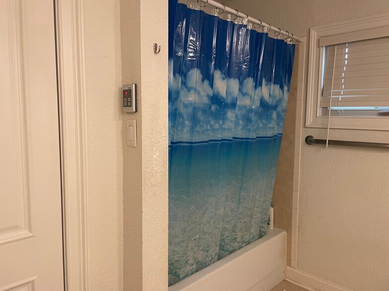 Building Photo - 323 Wildwood Way