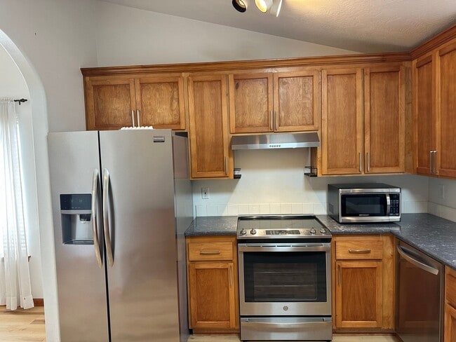 Building Photo - Beautifully updated 3 bedroom 2 bath house...