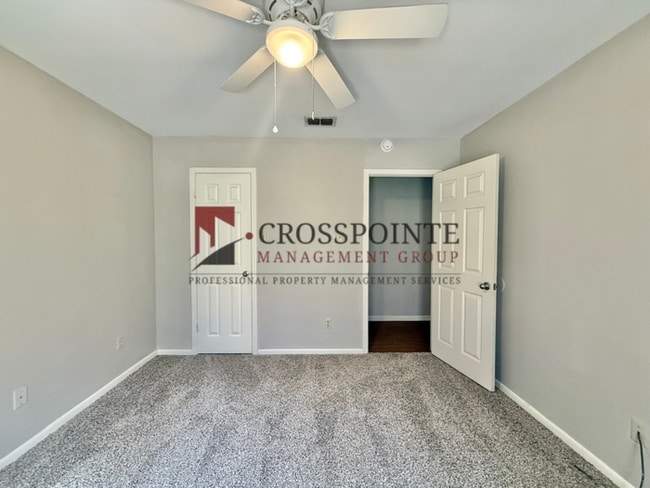 Building Photo - 3 Bedroom, 2 Bathroom Duplex!
