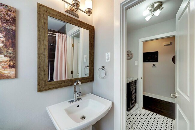 Building Photo - 2910 Freshmeadows Dr