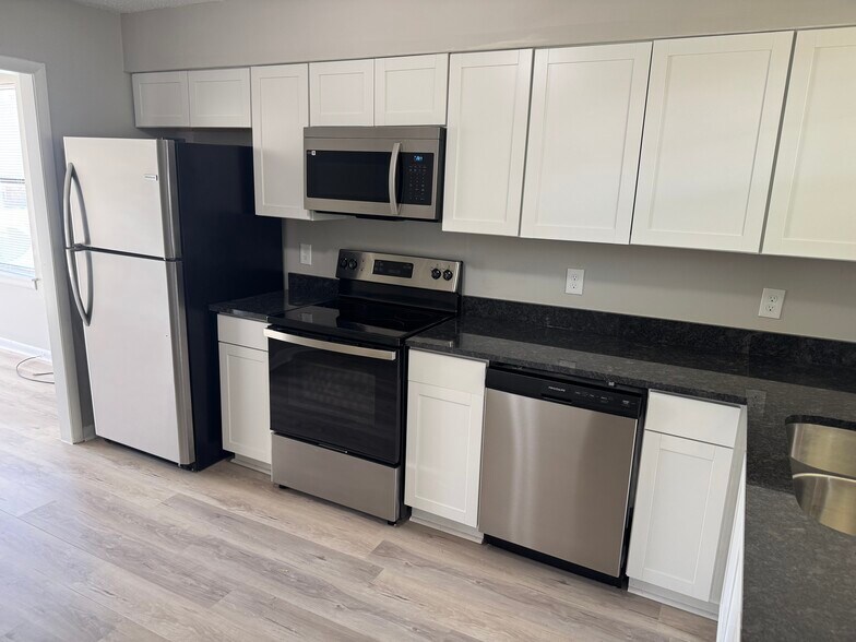 Building Photo - 3713 Village Trl