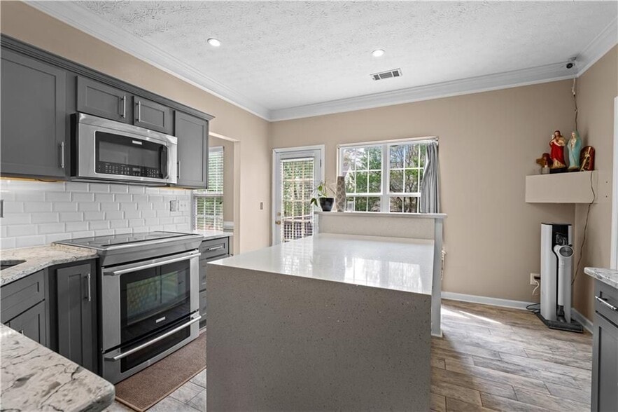 Building Photo - 38 Roxbury Ln