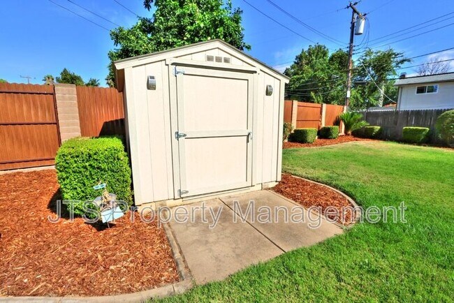 Building Photo - 2128 W La Loma Dr