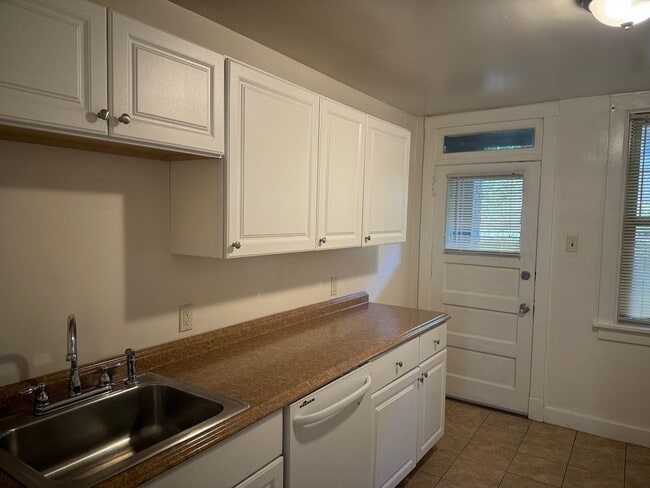 Building Photo - Updated Highland Park Townhome!