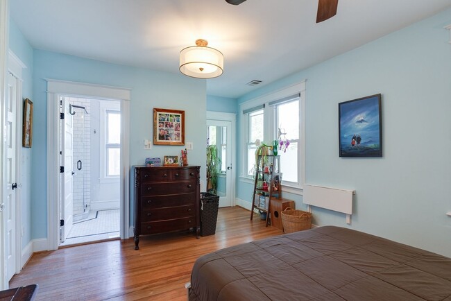 Building Photo - Unbeatable Family Home in the City w/ Park...