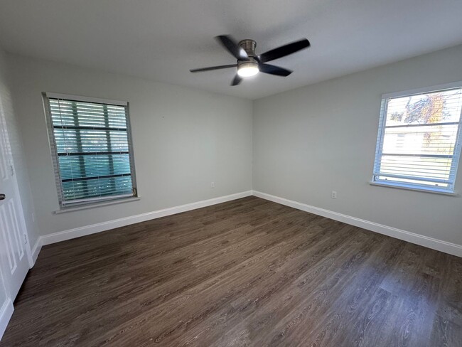 Building Photo - AVAILABLE NOW!  2 Bedroom 2 Bath Duplex wi...