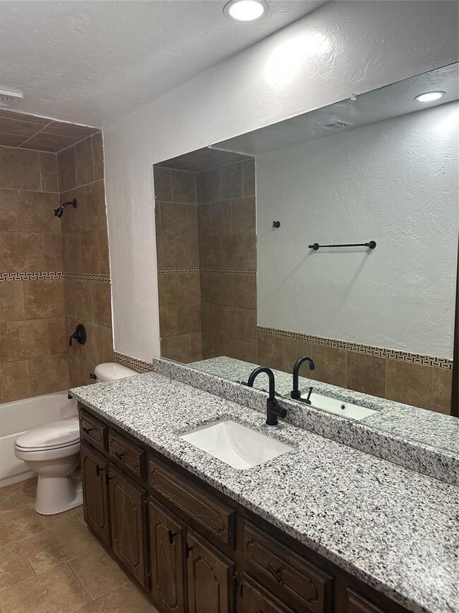 Building Photo - 1318 Alviola Ave