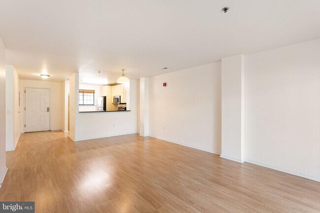 Building Photo - 2 Leverington Ave