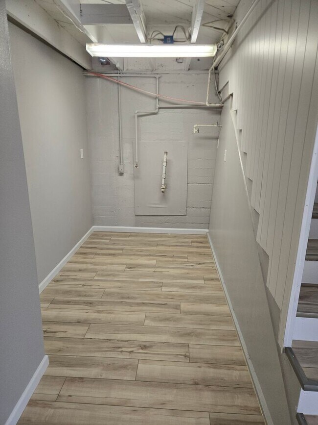 Building Photo - House with Master Suite