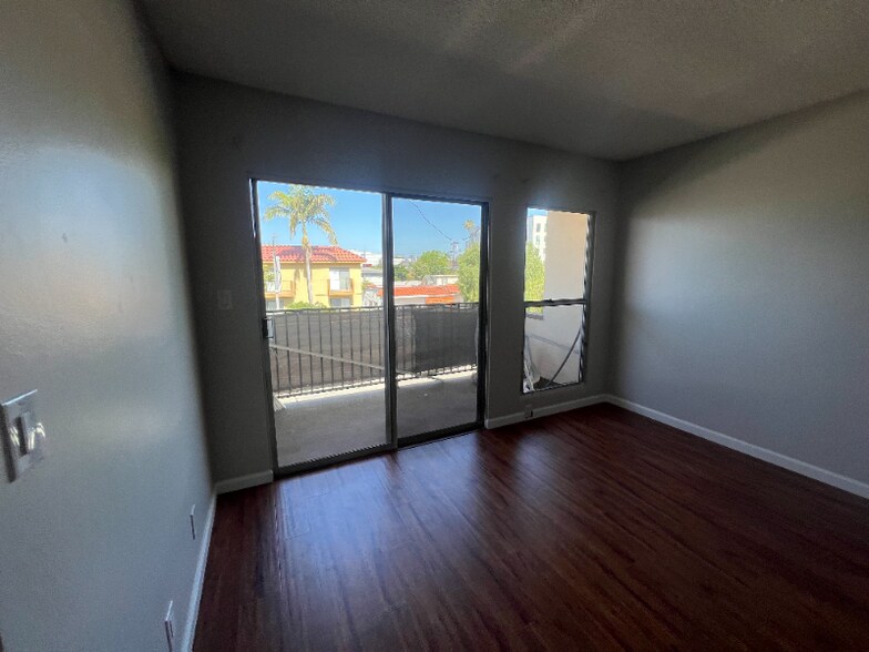 Building Photo - 3945 W 8th St