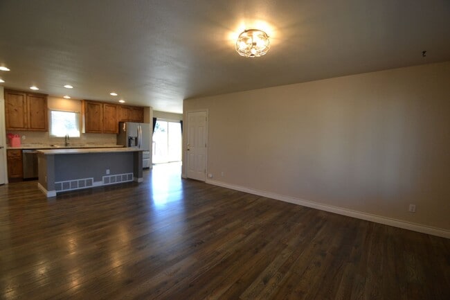 Building Photo - 4 Bed 3 Bath Home in District 20!