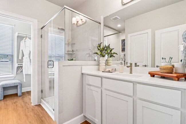 Building Photo - Luxury Living with Up to 8 Weeks Free!