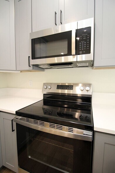 Building Photo - 4660-4660 SW Fairvale Ct