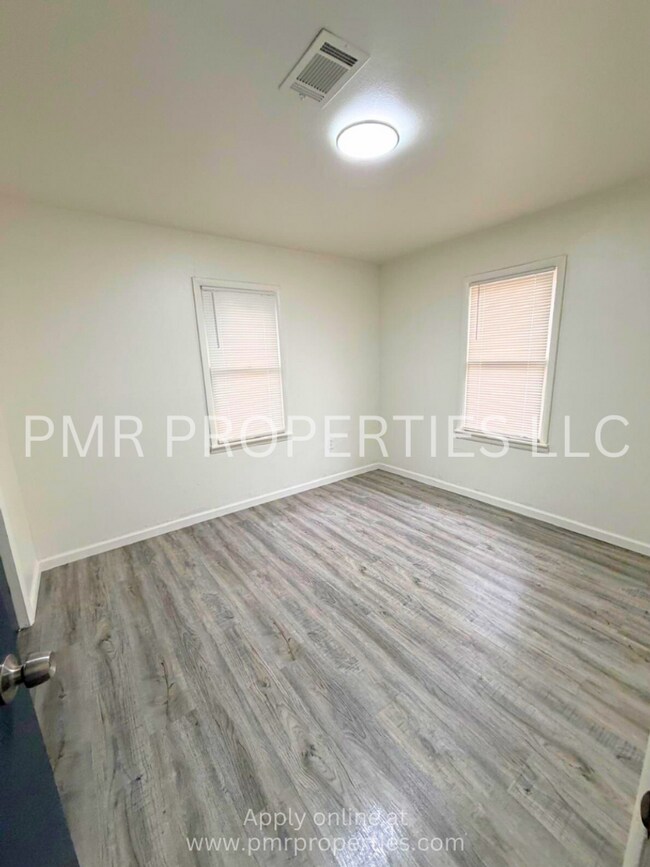 Building Photo - 2 Bedrooms / 1 Bathroom House