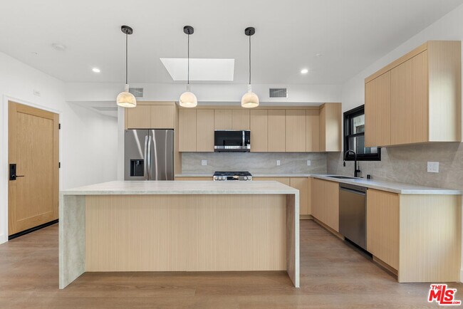 Primary Photo - 132 S Oakhurst Dr