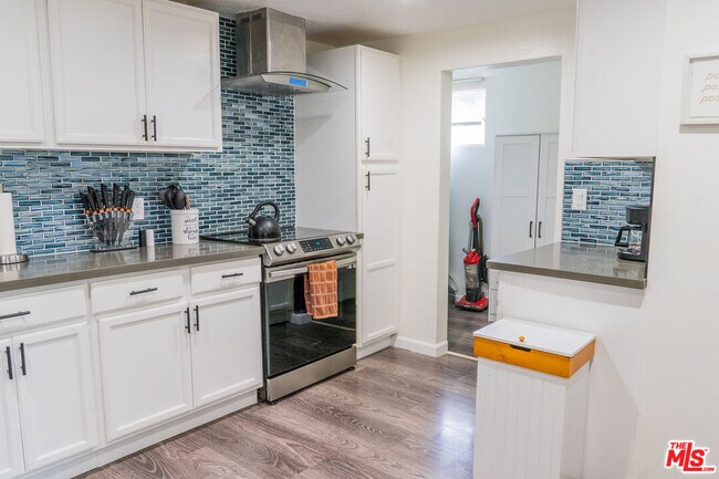 Building Photo - 346 Laveta Terrace