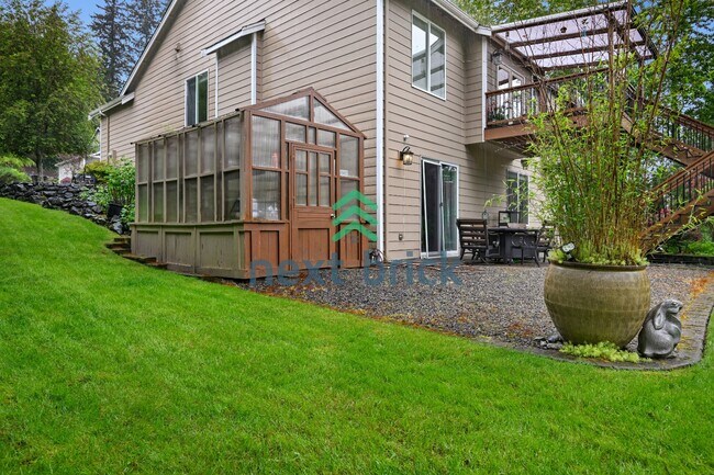 Building Photo - "Spacious 4-Bedroom Retreat with 4.5 Baths in Scenic Snohomish - Your 4400 Sq Ft Haven Awaits!"