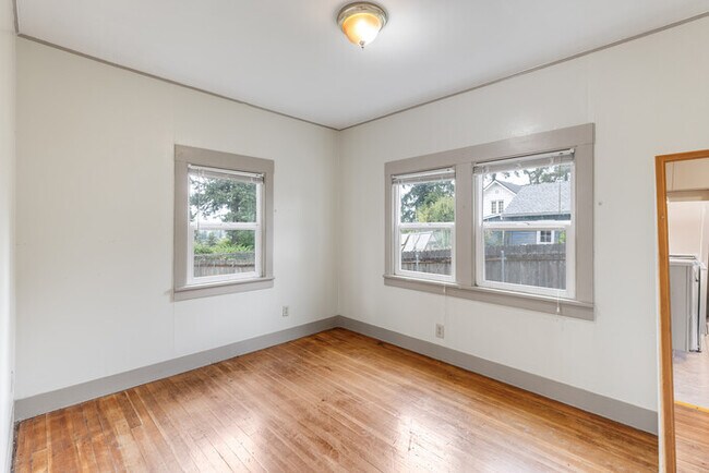 Building Photo - TWO BEDROOM HOUSE IN KELSO