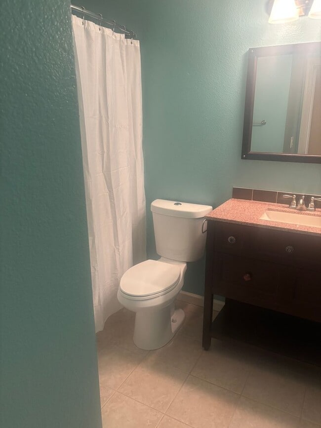 Building Photo - Beautiful 3-Bedroom Condo with Private Out...