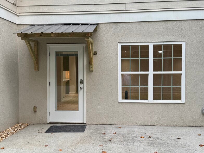 Building Photo - 886 Moore Rd