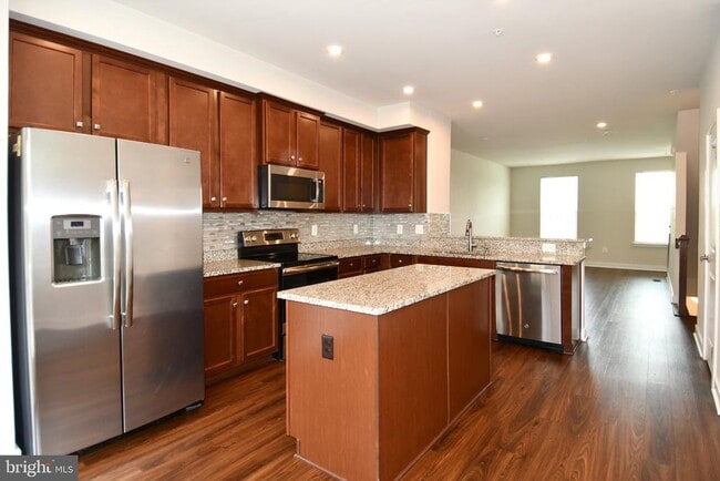 Building Photo - 4917 Crest View Dr