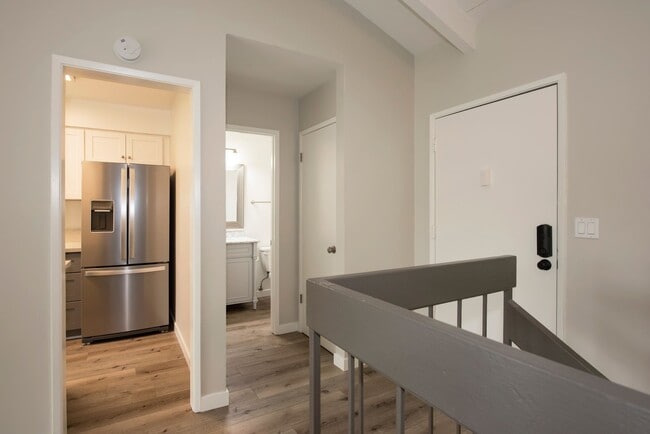 Building Photo - Completely Renovated 2 Bedroom / 1.5 Bath ...