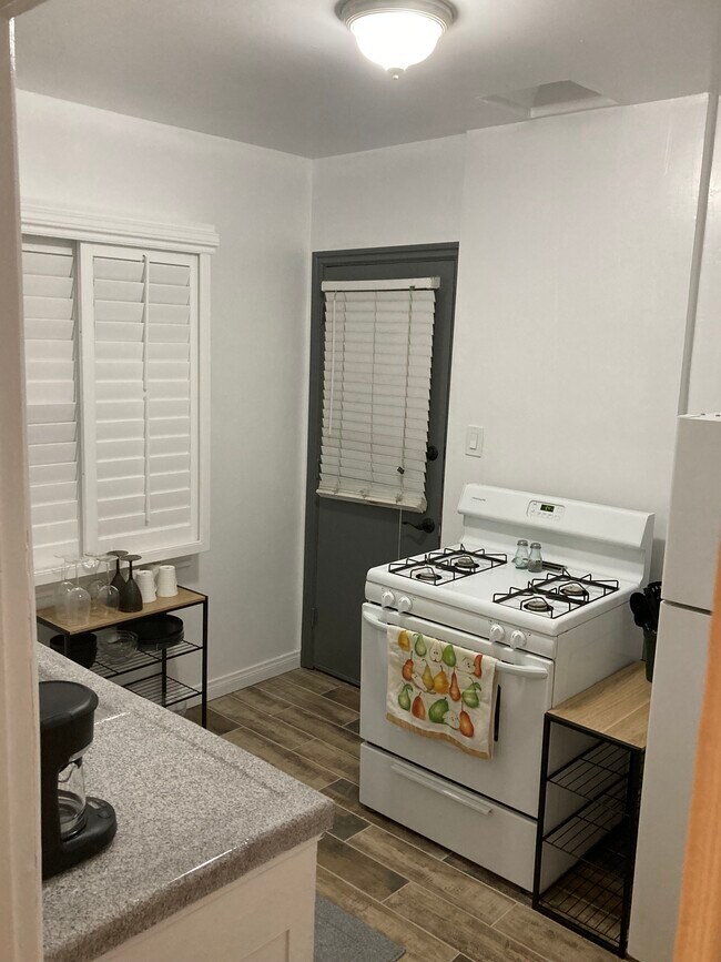 Stove, oven, - 3622 W Adams Blvd