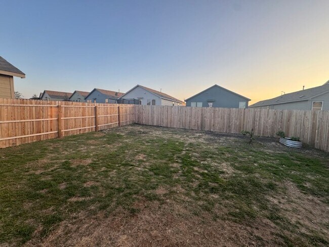 Building Photo - Super Nice with Great Price.  3 Bedroom 2 Bath 1 Story