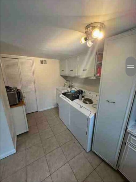 En-suite laundry - 20544 Oatlands Chase Pl