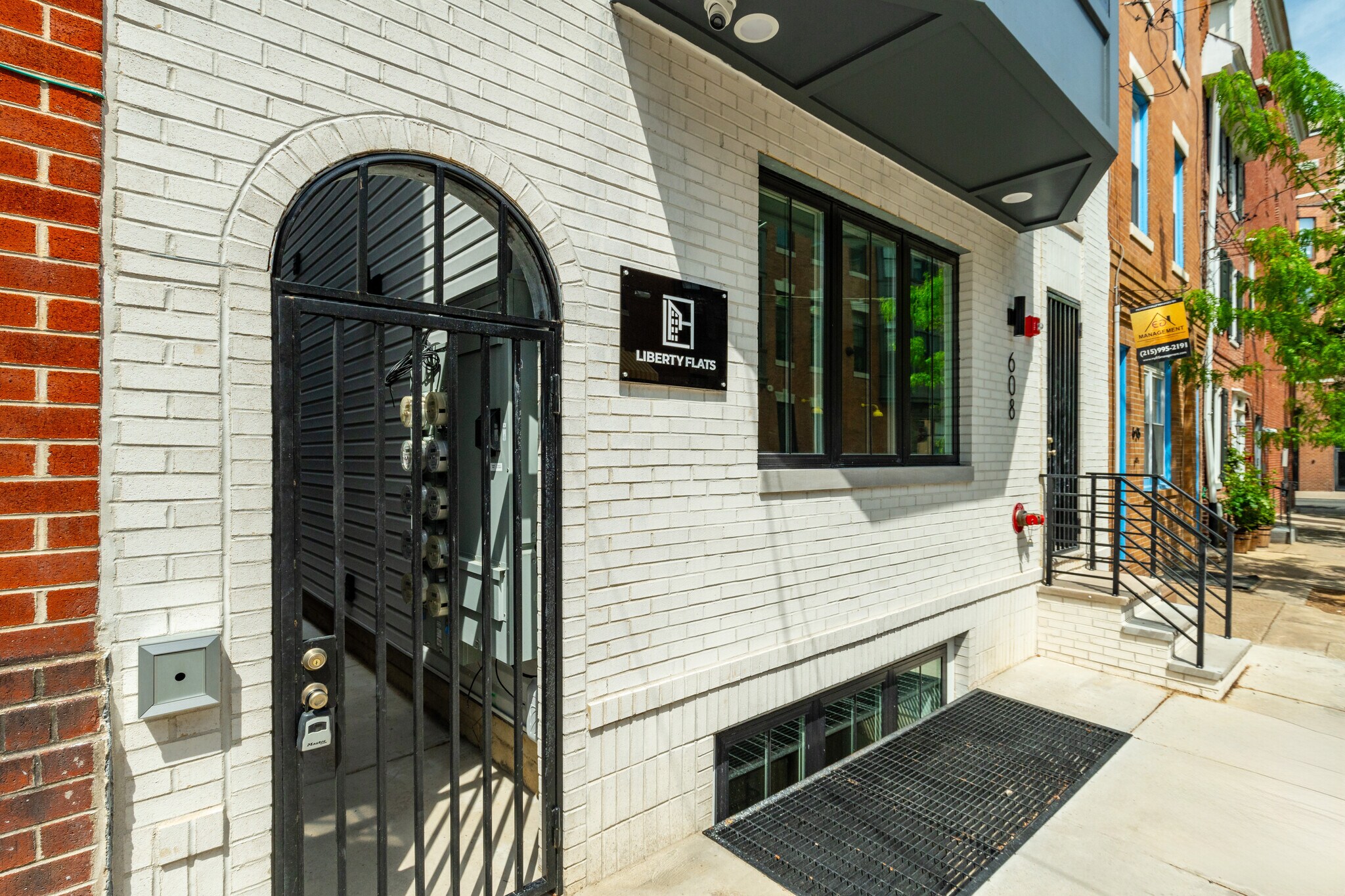 Building Photo - 608 S American St