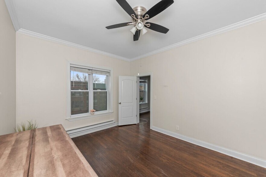 Building Photo - 915 W Waveland Ave