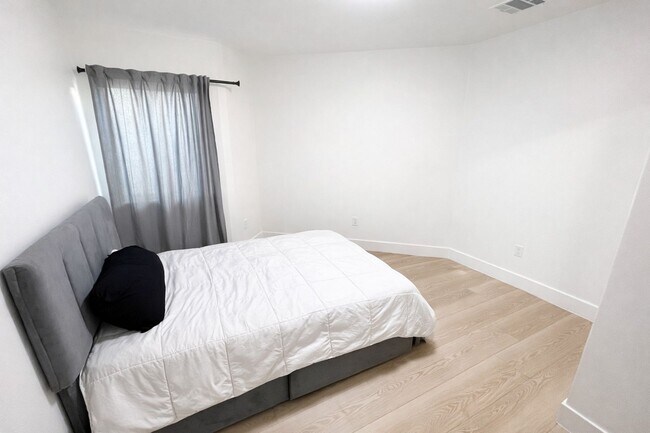 Building Photo - 3636 Gardenia Ave