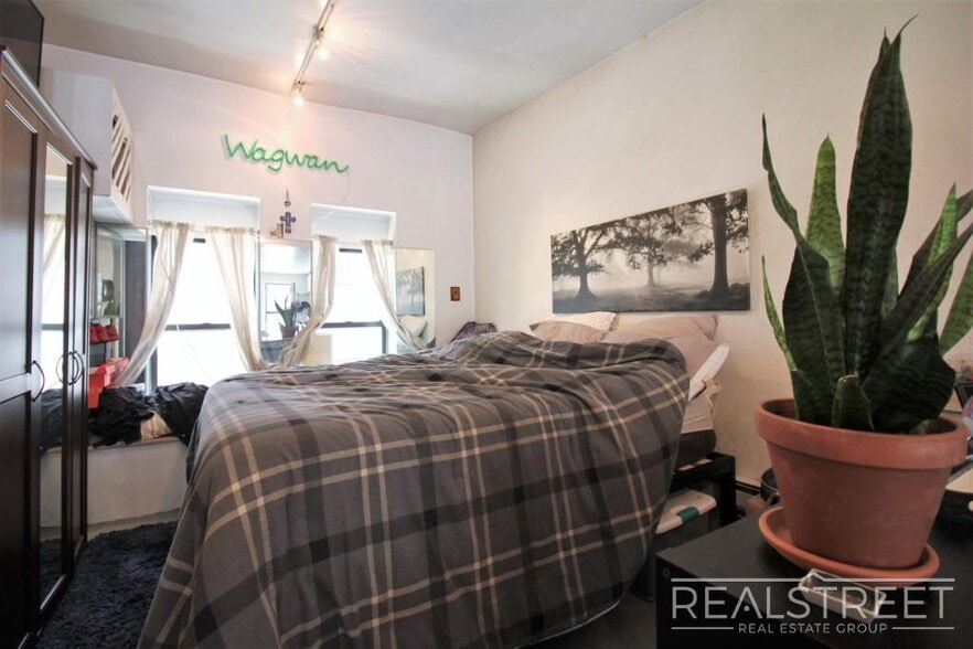 Building Photo - Spacious Studio LOFT in Williamsburg!